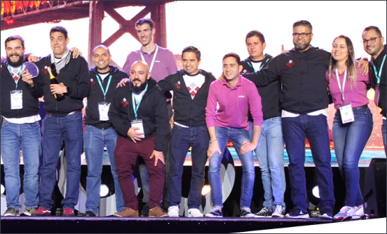 Equipo Vauxoo recibiendo premio Best Partner LATAM